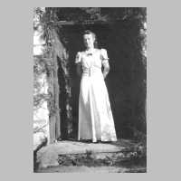 110-0036 Ursula Scharwies aus Warnien auf der Hochzeit Busch 1943 in Koellmisch Damerau.jpg